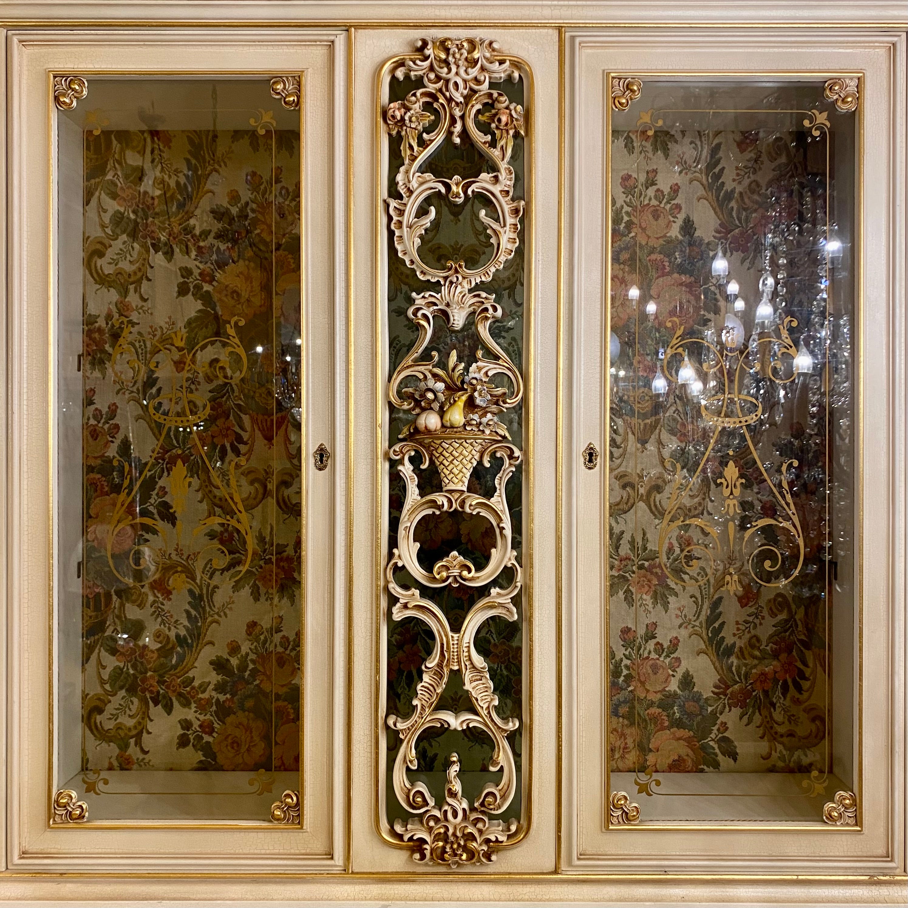 Gorgeous Hand Carved Italian Gilt Display Cabinet