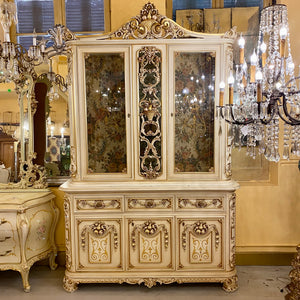 Gorgeous Hand Carved Italian Gilt Display Cabinet