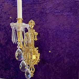 Elegant Single Brass Sconce with Crystal Drops