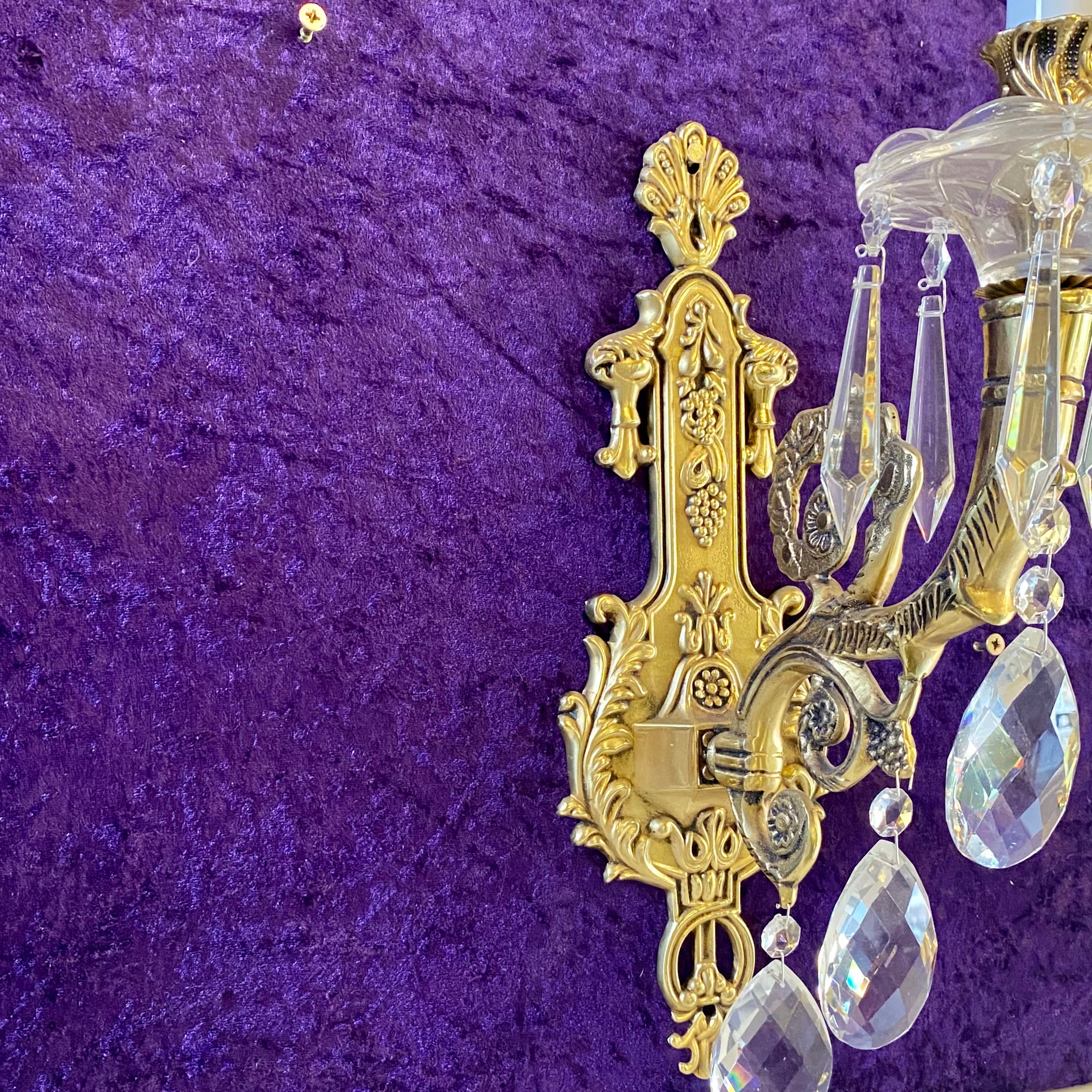 Elegant Single Brass Sconce with Crystal Drops