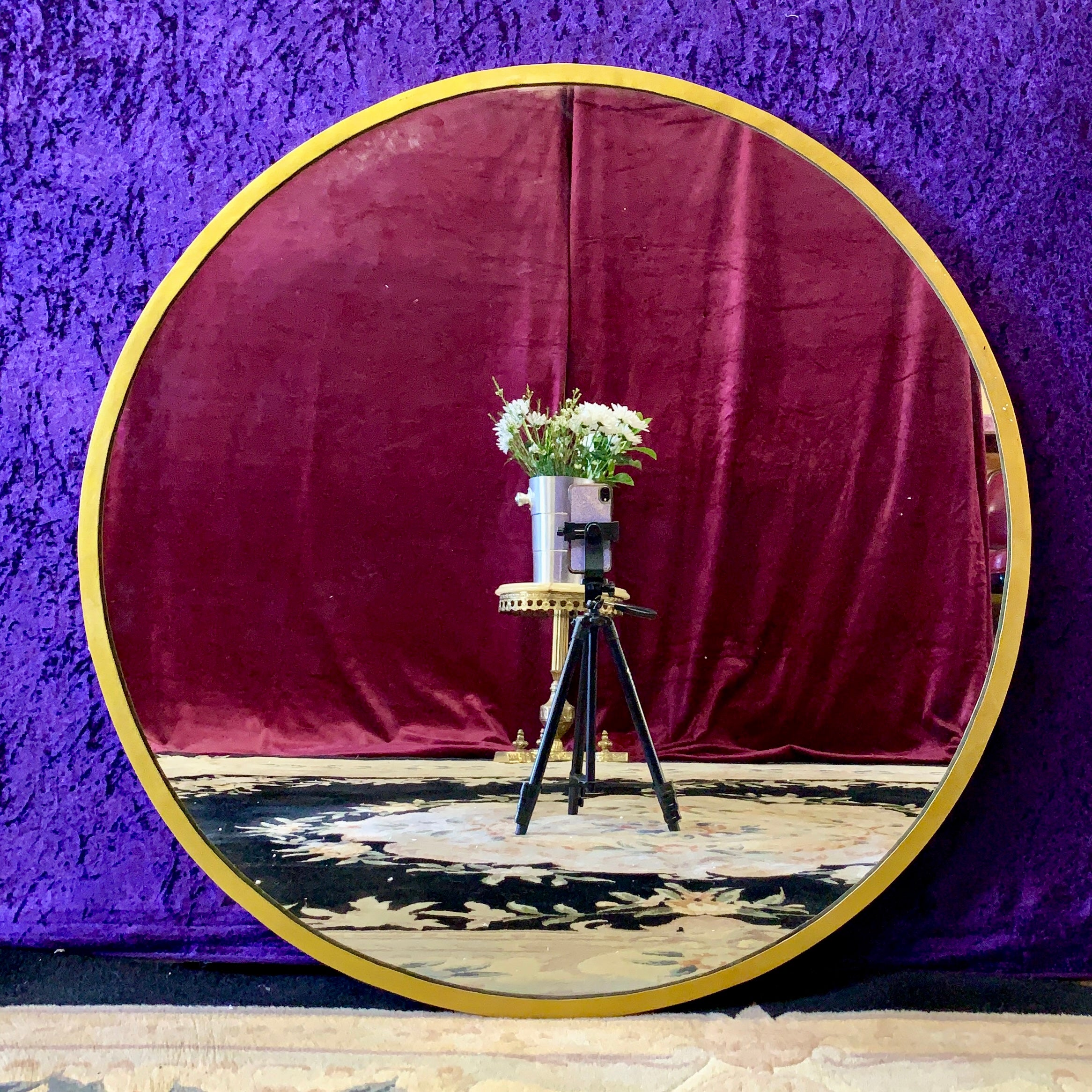 Sleek and Contemporary Round Gold Mirror