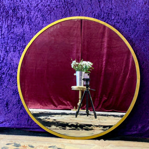 Sleek and Contemporary Round Gold Mirror