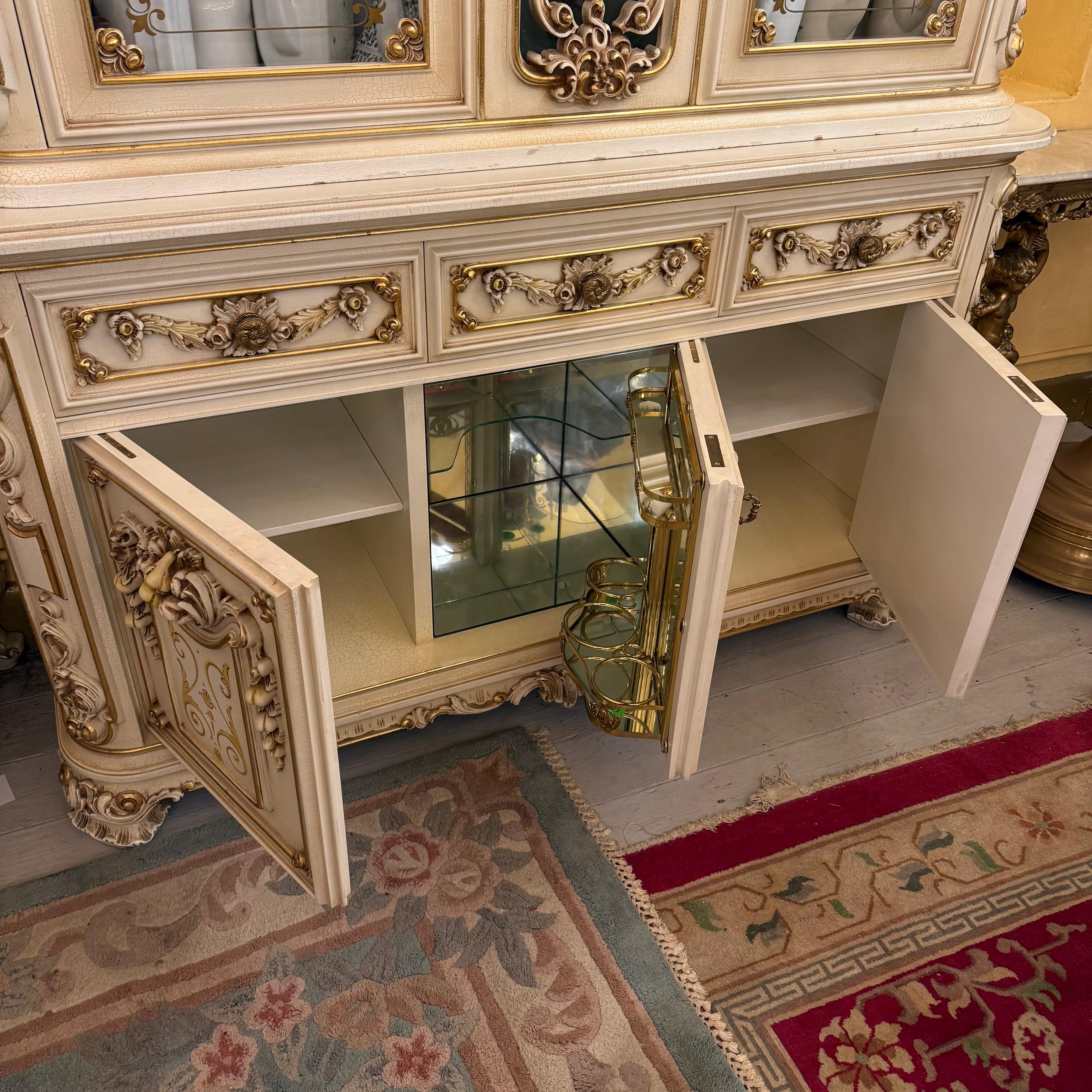 Gorgeous Hand Carved Italian Gilt Display Cabinet